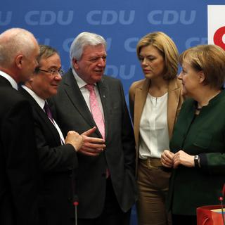 Angela Merkel avec des dirigeants de la CDU pour préparer une coalition avec le SPD. [Keystone - EPA/Felipe Trueba]