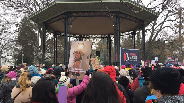 Un millier de femmes ont marché à Genève pour la dignité. [RTS - Cécilia Mendoza]