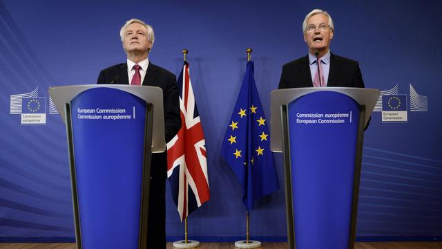 Le négociateur britannique David Davis et son homologue européen Michel Barnier. [AFP - JOHN THYS]