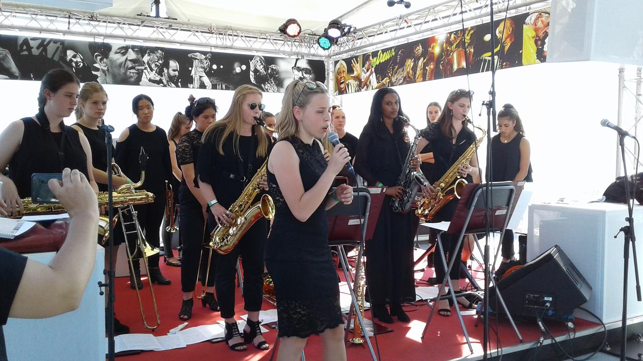 Les jeunes musiciennes du Methodist Ladies' College Jazz Orchestra en live dans "Magnétique", Montreux Jazz Festival, 5 juillet 2017. [RTS - Stéphanie Gautschi]