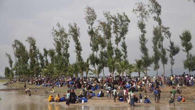 Des Rohingyas se rassemblant près de la frontière avec le Bangladesh voisin. [Keystone - EPA]