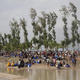 Des Rohingyas se rassemblant près de la frontière avec le Bangladesh voisin. [Keystone - EPA]