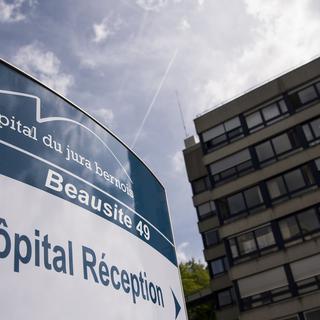 Une vue de l'Hôpital du Jura Bernois, le 23 mai 2017, à Moutier. [Keystone - Jean-Christophe Bott]