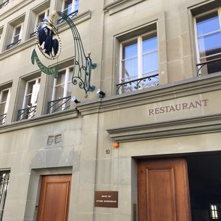 Le restaurant L'Aigle noir fait partie du patrimoine fribourgeois et est également l’entrée des affaires bourgeoisiales. [RTS - Camille Degott]