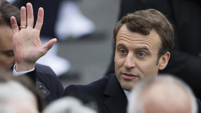 Emmanuel Macron salue la foule à Paris lors des célébrations du 72e anniversaire de l'Armistice le 8 mai 2017. [Keystone - EPA/IAN LANGSDON]