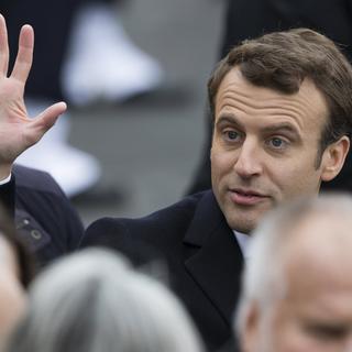 Emmanuel Macron salue la foule à Paris lors des célébrations du 72e anniversaire de l'Armistice le 8 mai 2017. [Keystone - EPA/IAN LANGSDON]