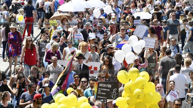 La pride (ici à Zurich en juin dernier) devient un rendez-vous incontournable pour les politiques. [Keystone - Walter Bieri]