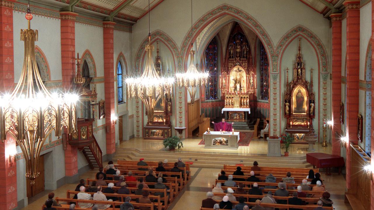 Messe à l'église catholique St. Peter und Paul à Zurich. [Keystone - Gaëtan Bally]