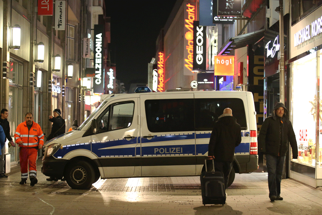 Un van de la police bloque le passage dans une zone piétonne à Cologne. [AFP - Oliver Berg]
