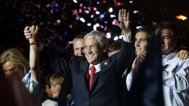 Le nouveau président chilien Sebastian Piñera remercie ses soutiens après son élection le 17 décembre. [EPA / Keystone - Elvis Gonzalez]