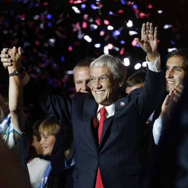 Le nouveau président chilien Sebastian Piñera remercie ses soutiens après son élection le 17 décembre. [EPA / Keystone - Elvis Gonzalez]