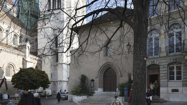 L'auditoire Calvin, à droite, à côté de la cathédrale St-Pierre à Genève. [Keystone - Gaëtan Bally]