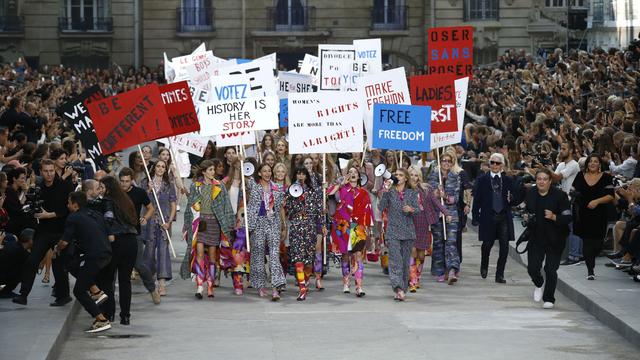 Des mannequins ont défilé avec des slogans féministes à la fashion week 2014 de Paris. [Keystone - Francois Mori]