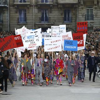 Des mannequins ont défilé avec des slogans féministes à la fashion week 2014 de Paris. [Keystone - Francois Mori]