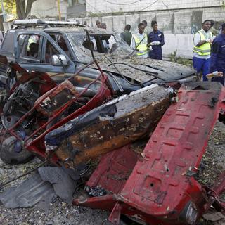 L'intervention des secours après la double explosion de voitures piégées à proximité d'un hôtel de Mogadiscio. [AP Photo - Farah Abdi Warsameh]