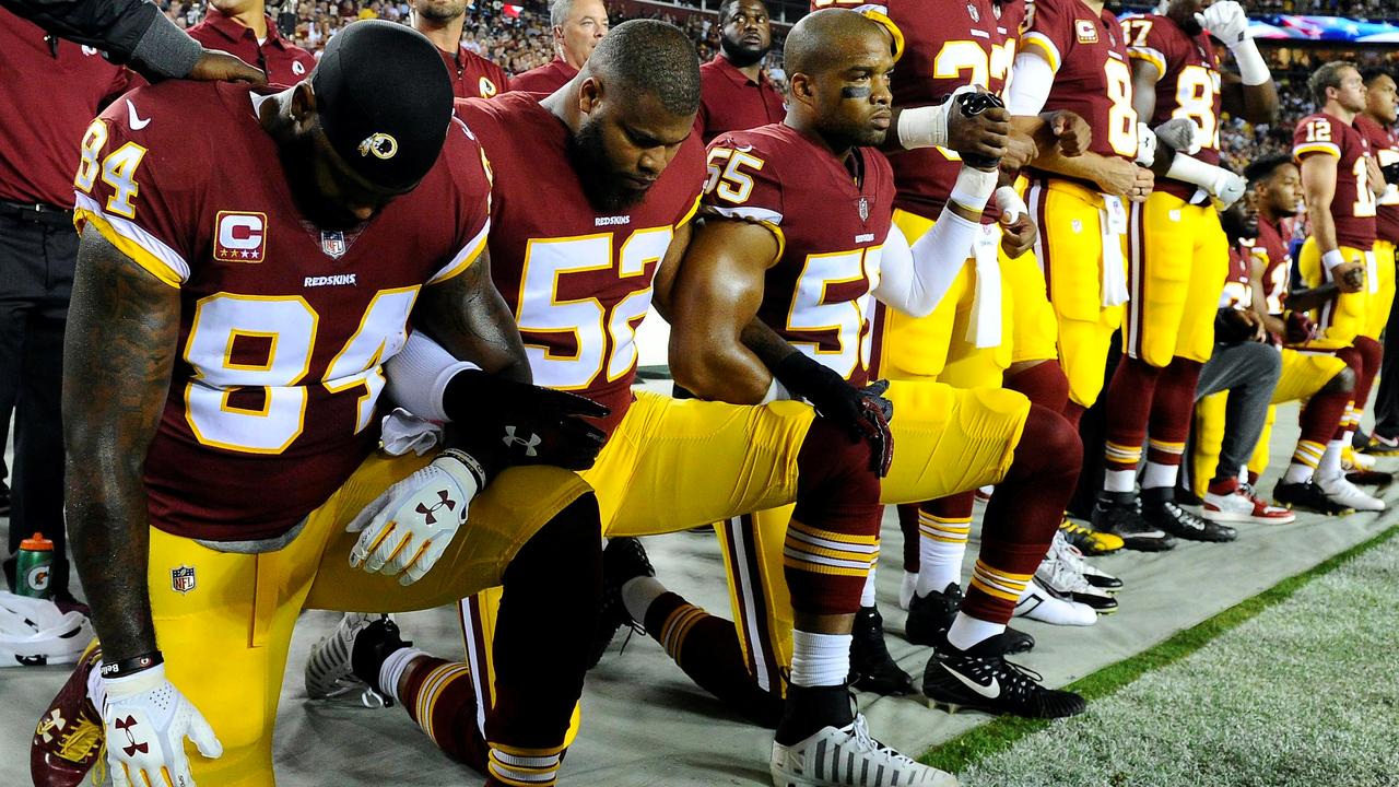 Des joueurs des Washington Redskins mettent un genou à terre lors de l'hymne national américain. [Reuters - USA Today Sports]