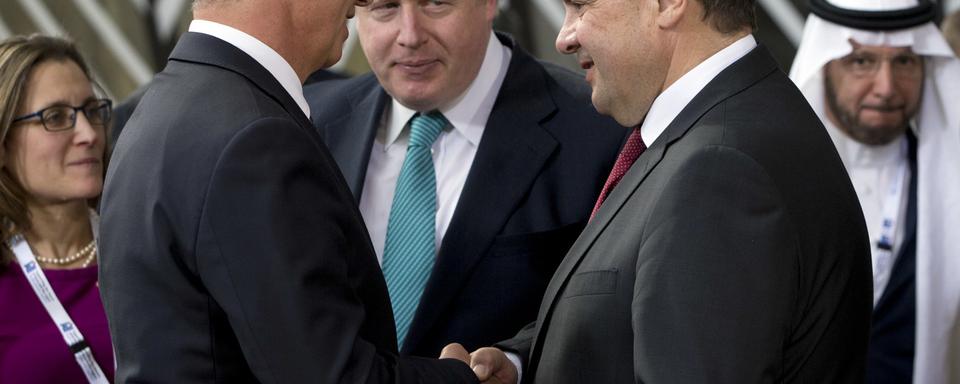 Didier Burkhalter aux côtés de ses homologues britannique et allemand à Bruxelles. [AP/Keystone - Virginia Mayo]