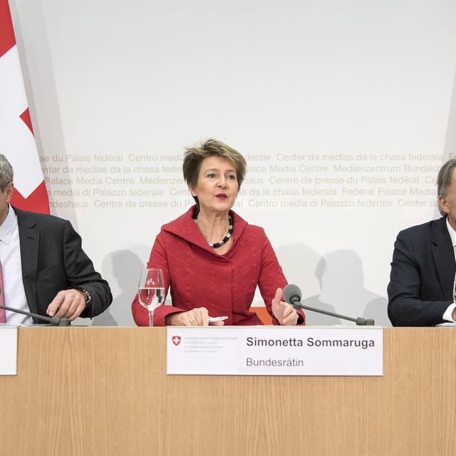 Le directeur de l'Office fédéral de la justice Martin Dumermuth (g.), la conseillère fédérale Simonetta Sommaruga (c.) et le directeur du Secrétariat d'Etat aux migrations Mario Gattiker (d.), le 20 décembre 2017.