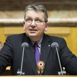 Le conseiller national Raymond Clottu (UDC/NE) lors d'une intervention devant ses pairs à Berne en mars 2017. [Keystone - Anthony Anex]