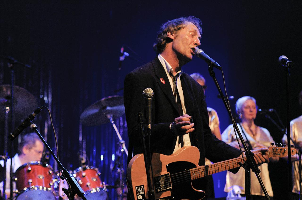 John Cipolata en solo chant lors du concert du Beau Lac de Bâle du 26 mai 2007. [RTS]