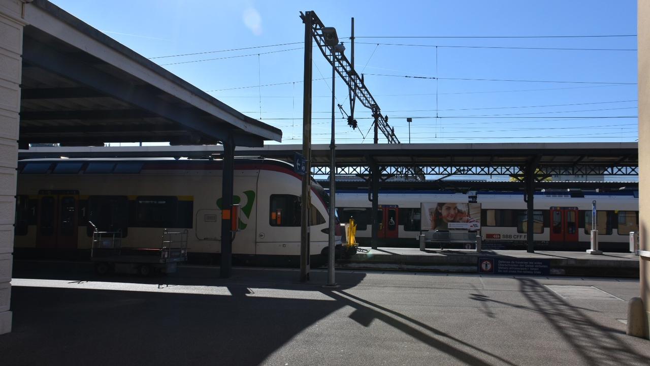 Le quai de la gare de Delémont, endroit de l'altercation qui a dégénéré sur Facebook. [RTS - Gaël Klein]