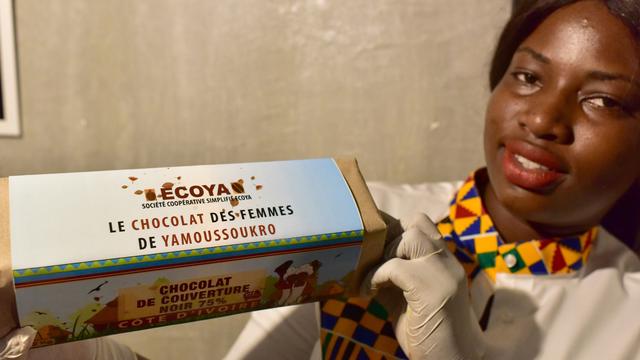 La start-up propose le premier "bloc de chocolat de couverture" fabriqué en Côte d’Ivoire. [AFP - Issouf Sanogo]