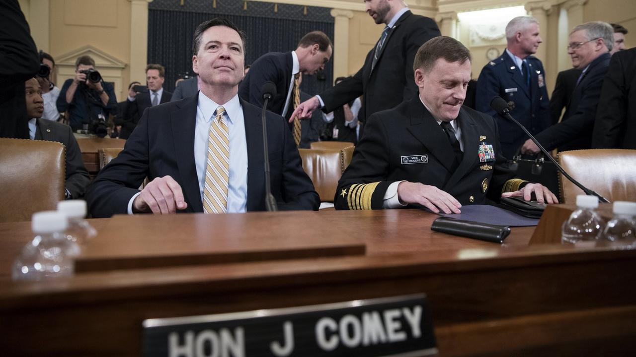 Le directeur du FBI, à gauche, James Comey, avant son audition devant une commission du Congrès. [Keystone - EPA/SHAWN THEW]