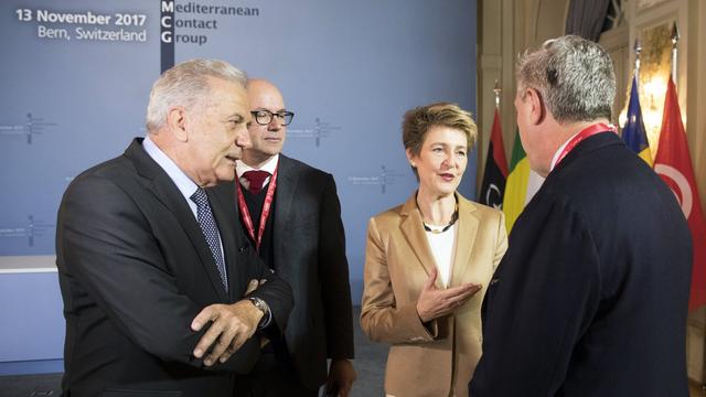 Simonetta Sommaruga a accueilli les invités de la réunion, lundi matin à Berne. [EPA/Keystone - Peter Klaunzer]