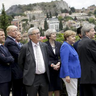 Les dirigeants du G7, avec les présidents européens Jean-Claude Juncker et Donald Tusk, lors du sommet à Taormina (Sicile). [Keystone - Luca Bruno]