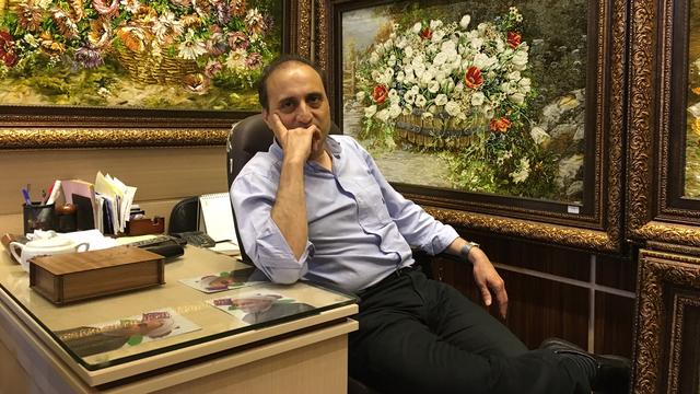 Mohamed Reza, marchand de tapisseries, dans sa boutique du Grand Bazar de Téhéran. [RTS - Alexandre Habay]