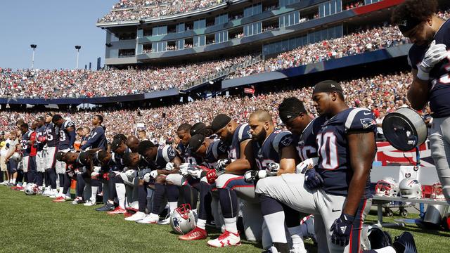 Plusieurs joueurs des New England Patriots ont posé le genou avant le match. [Keystone - AP Photo/Michael Dwyer]