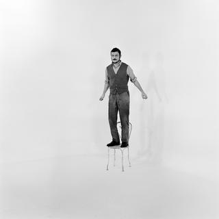 Bobby Lapointe, debout sur une chaise, sur le plateau de l'émission "Les Raisins verts". [AFP - Jean Pierre Loth]