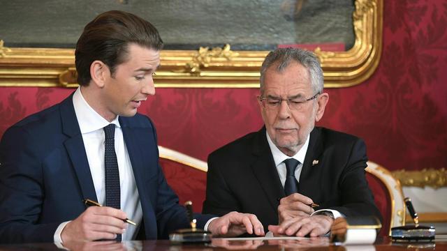 Le nouveau chancelier autrichien Sebastian Kurz (à gauche) et le président autrichien Alexander Van der Bellen lors de l'investiture. [Keystone - Roland Schlager]
