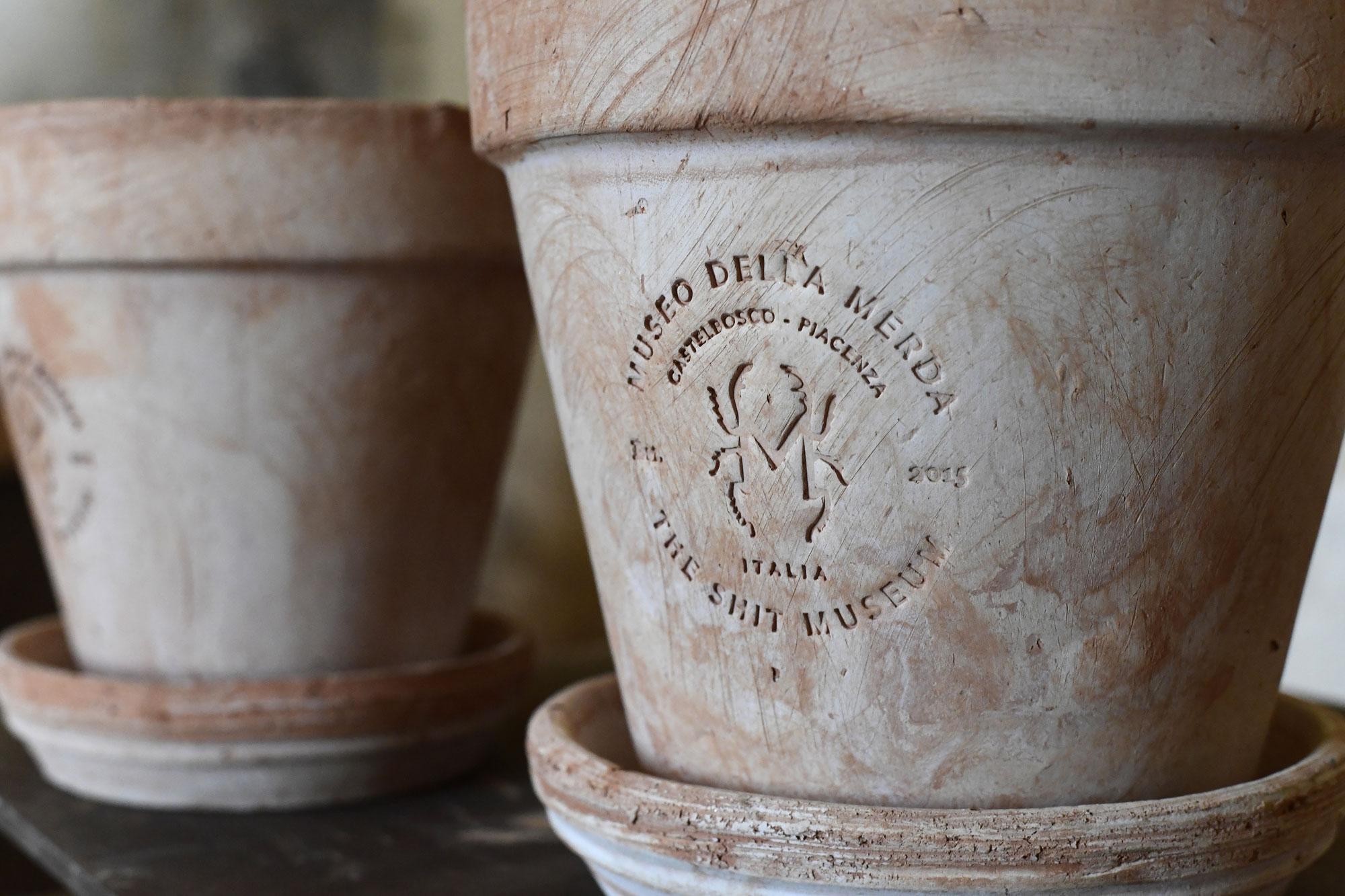 Des pots faits en "Merdacotta", exposés au Musée de la Merde à Castelbosco. [AFP - Miguel Medina]