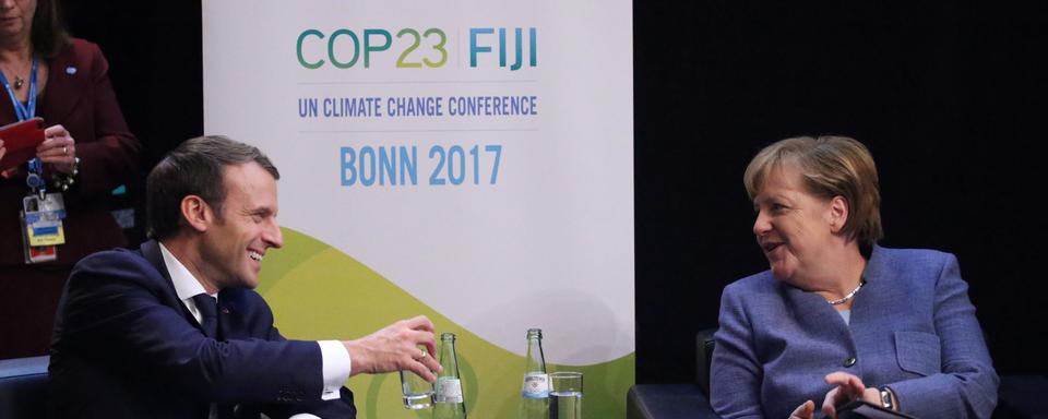 Le président français Emmanuel Macron et la chancelière allemande Angela Merkel durant la COP23. [AP - Keystone - Oliver Berg]