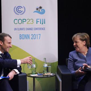 Le président français Emmanuel Macron et la chancelière allemande Angela Merkel durant la COP23. [AP - Keystone - Oliver Berg]