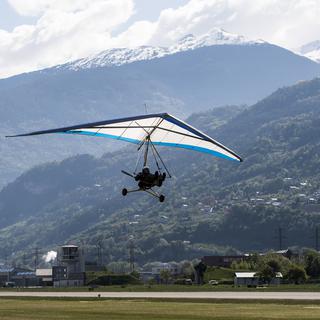 L'aéroport de Sion parie sur le développement de l'aviation électrique pour pallier l'arrêt des vols militaires d'ici 2020. [Keystone - Jean-Christophe Bott]