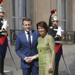 Doris Leuthard, accueillie par Emmanuel Macron lors de son arrivée à l'Elysée. [Thibault Camus]