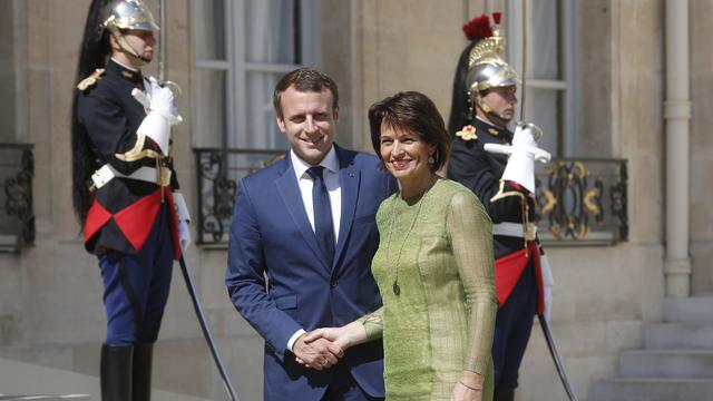 Doris Leuthard, accueillie par Emmanuel Macron lors de son arrivée à l'Elysée. [Thibault Camus]