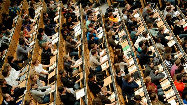 Des étudiants dans une salle de cours (photo prétexte). [DPA/Keystone - Peter Kneffel]