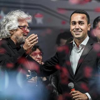 Beppe Grillo (à gauche) félicitant Luigi Di Maio pour son élection à la tête du Mouvement 5 Etoiles (M5S). [Keystone - Filippo Pruccoli]