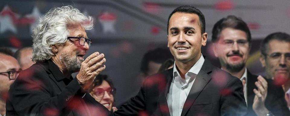 Beppe Grillo (à gauche) félicitant Luigi Di Maio pour son élection à la tête du Mouvement 5 Etoiles (M5S). [Keystone - Filippo Pruccoli]