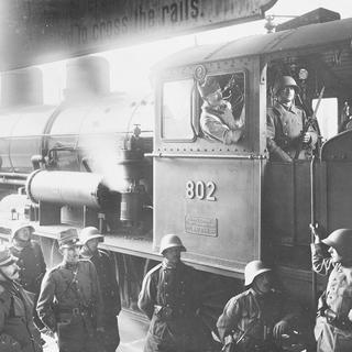 Occupation d'une locomotive lors de la Grève générale de 1918. [Archives fédérales]
