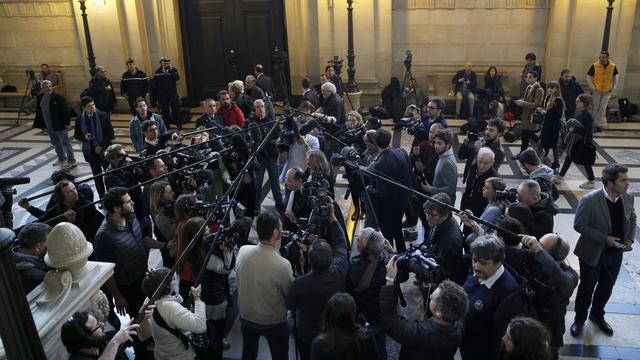 Les avocats des familles des victimes et la presse attendant le verdict du procès de A.Merah à la Cour de Paris. [EPA - Keystone - Yoan Valat]