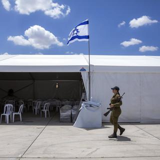 Une tente installée sur le tarmac de l'aéroport ben Gourion près de Tel Aviv. [EPA/Keystone - Jim Hollander]