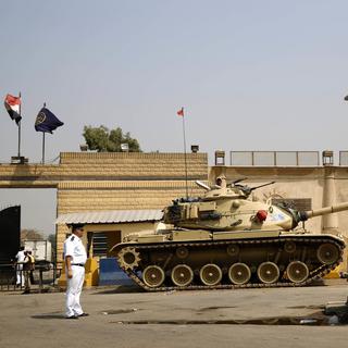 Des membres de l'armée égyptienne devant la prison Tora, au Caire. [Keystone - Hassan Ammar - AP Photo]