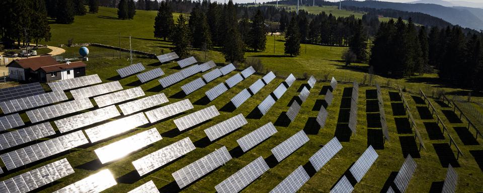 Panneaux solaires et éoliennes de la centrale de Mont-Soleil à Saint-Imier (image prétexte). [Keystone - Valentin Flauraud]