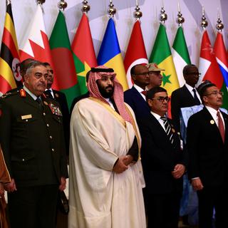 Le prince héritier saoudien Mohammed ben Salmane entouré des ministres de la Défense des pays membres de la coalition. [Reuters - Faisal Al Nasser]