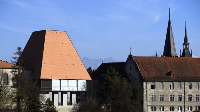 Le bâtiment rénové du Parlement vaudois (à g.) dans le quartier de la Cité, à Lausanne. [Keystone - Laurent Gilliéron]