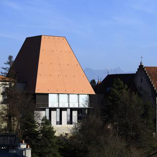 Le bâtiment rénové du Parlement vaudois (à g.) dans le quartier de la Cité, à Lausanne. [Keystone - Laurent Gilliéron]